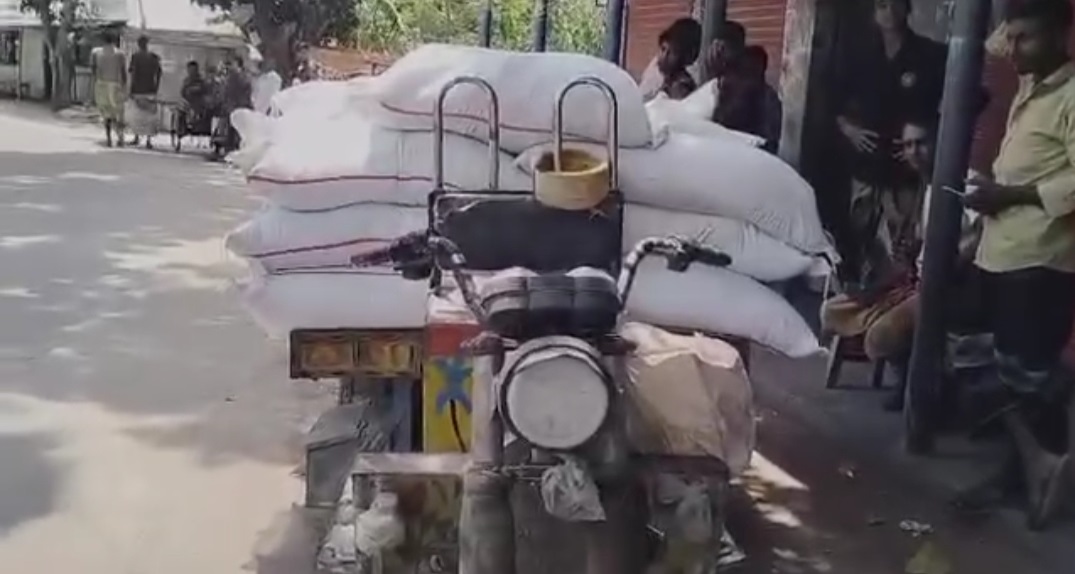মান্দায় পাচারকালে ৪৫ বস্তা রাসায়নিক সার আটক