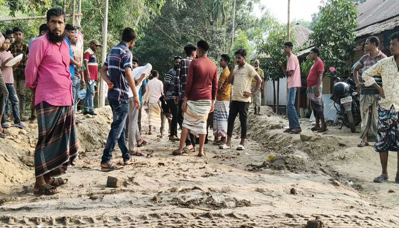 মান্দায় নিম্নমানের উপকরণ দিয়ে রাস্তা নির্মাণের অভিযোগ,স্থানীদের তোপের মুখে কাজ বন্ধ