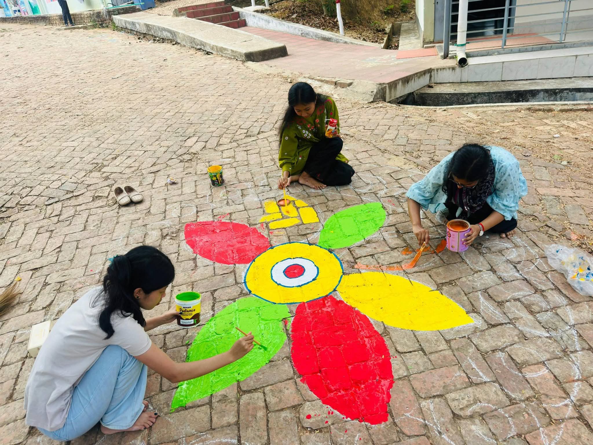 গুচ্ছভর্তি পরীক্ষার্থীদের স্বাগত জানাতে আলপনায় সেজেছে রাবিপ্রবি