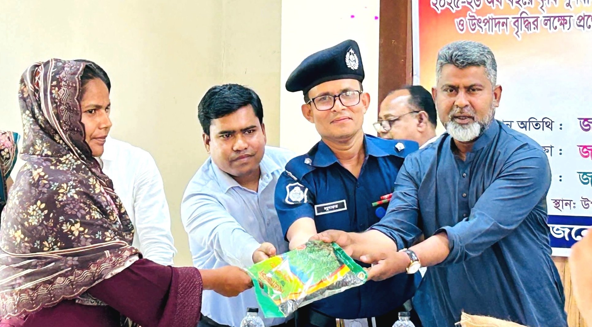 বদলগাছীতে প্রান্তিক কৃষকদের কৃষি প্রণোদনা এবং ঝড়ে ক্ষতিগ্রস্তদের মাঝে ঢেউ টিন বিতরণ