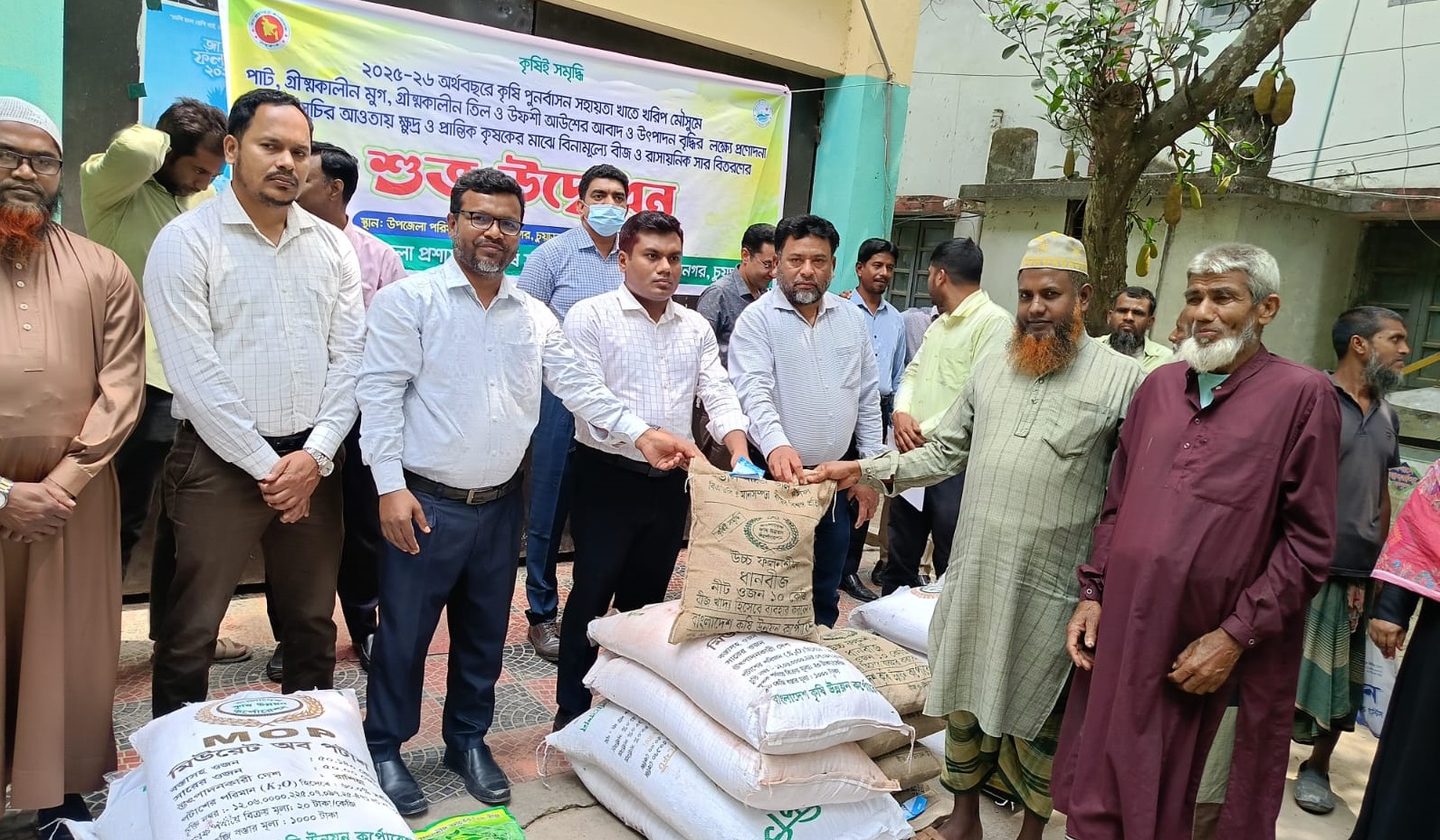জীবননগরে ক্ষুদ্র ও প্রান্তিক কৃষকদের মাঝে বিনামূল্যে বীজ ও সার বিতরণ