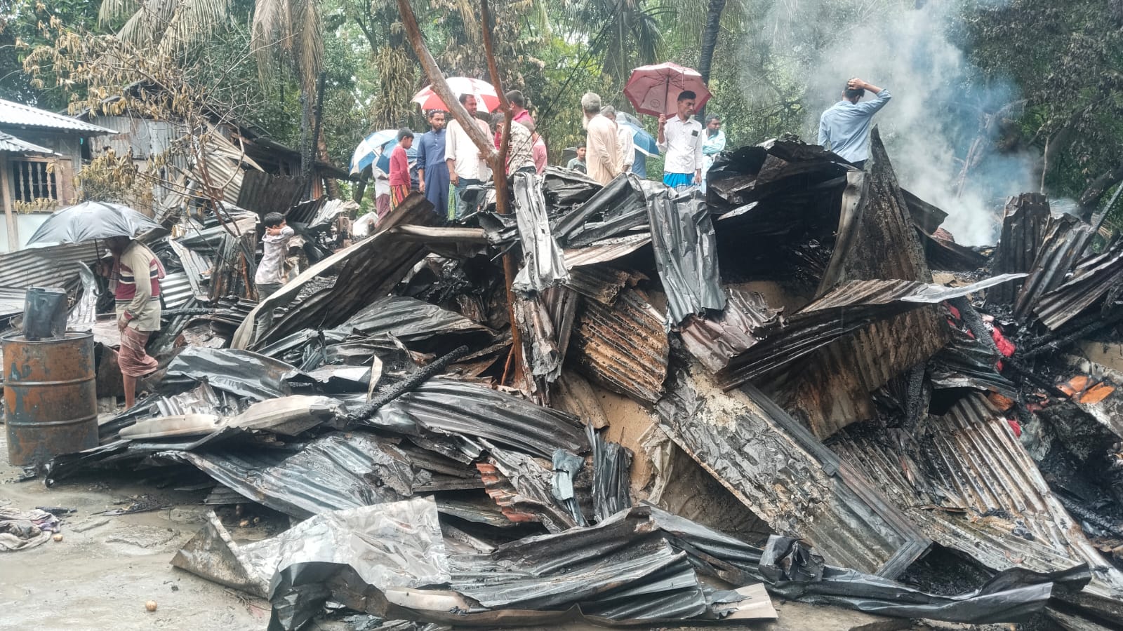 বাউফলে অগ্নিকান্ডে তিন বসতঘর পুড়ে ছাই, ক্ষতি প্রায় ২০ লাখ টাকা