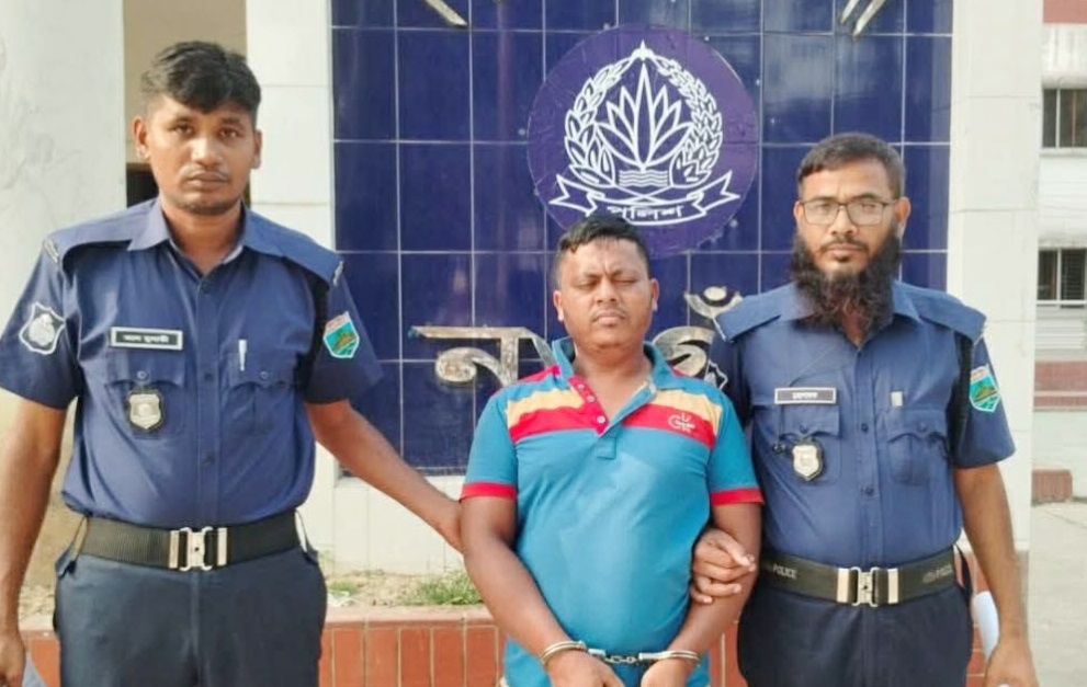 ফিলিং স্টেশনে তেল নিতে গিয়ে পুলিশ সদস্যকে মারধর; মোটরসাইকেল আরোহী আটক