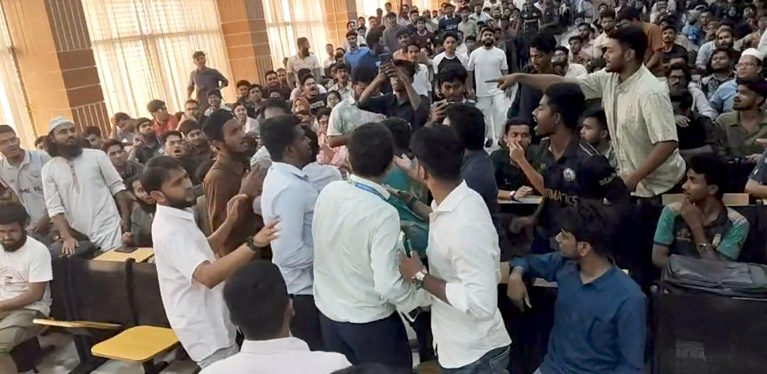 যবিপ্রবিতে ছাত্রদলপন্থী শিক্ষার্থী ও সাধারন শিক্ষার্থীদের মধ্যে বাকবিতন্ডা