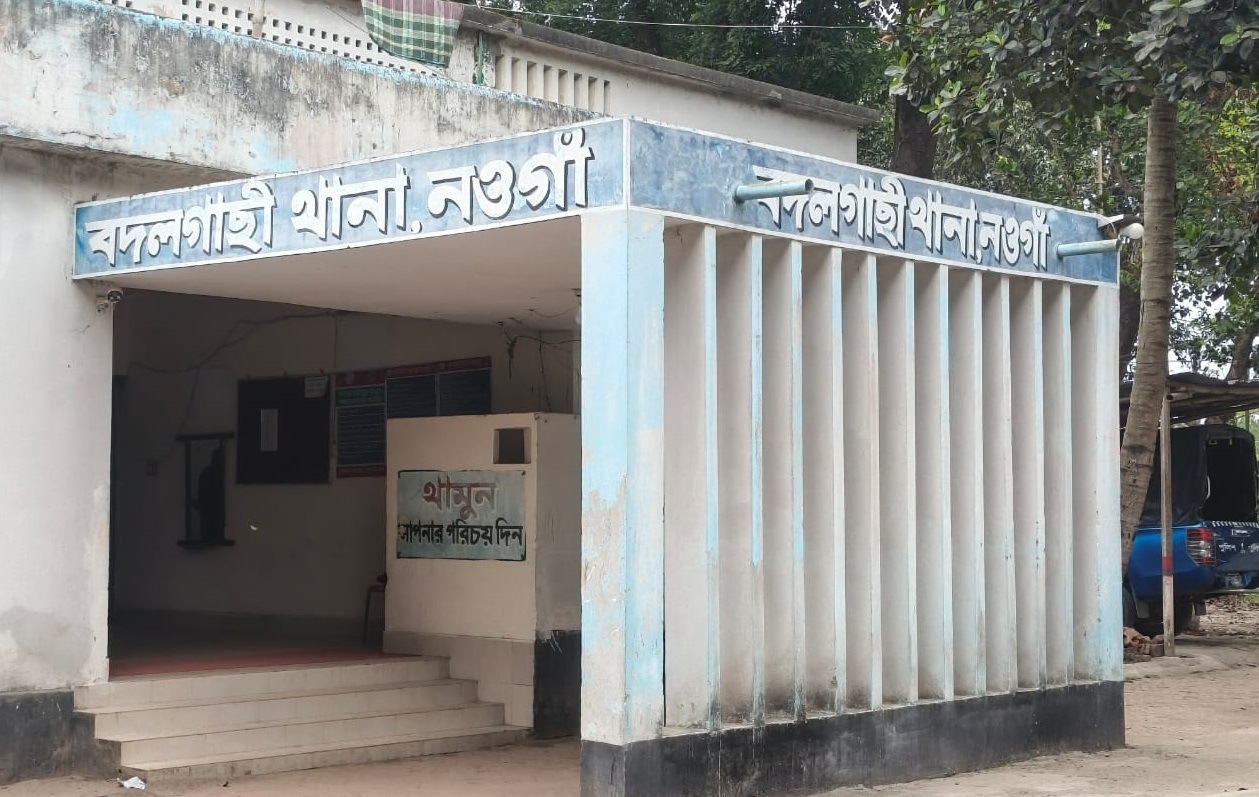 বদলগাছীতে শ্মশান থেকে এক ব্যক্তির ঝুলন্ত লাশ উদ্ধার