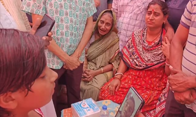বাউফলে উজ্জ্বল কর্মকার হত্যা: অসহায় পরিবারে সহায়তার হাত বাড়ালেন এমপি