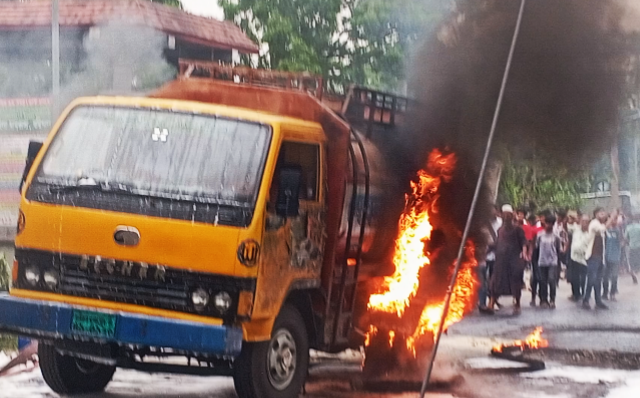 চালকের সাহসিকতায় ভয়াবহ অগ্নিকাণ্ড থেকে রক্ষা পেল ফিলিং স্টেশন