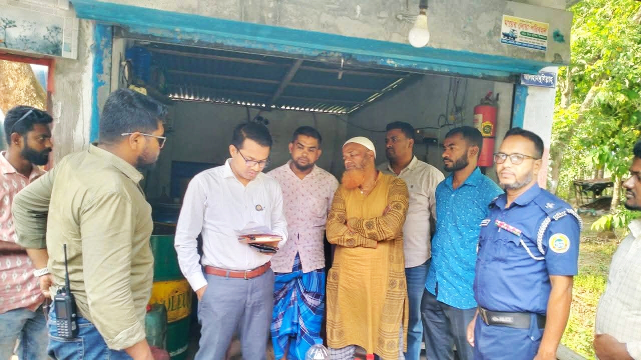 গৌরনদী চর সরিকল গ্রামে মজুদ করা জ্বালানি তেল জব্দ, জরিমানা