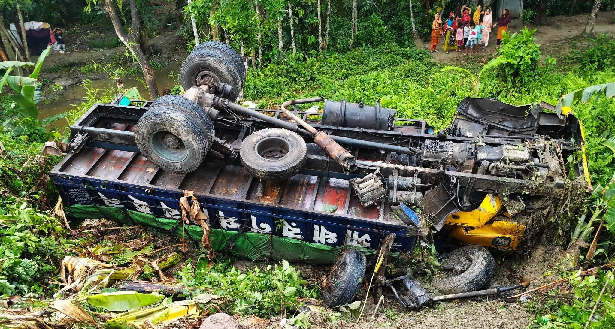 গৌরনদীতে নিয়ন্ত্রণ হারিয়ে ব্রিজের রেলিং ভেঙে খালে ট্রাক