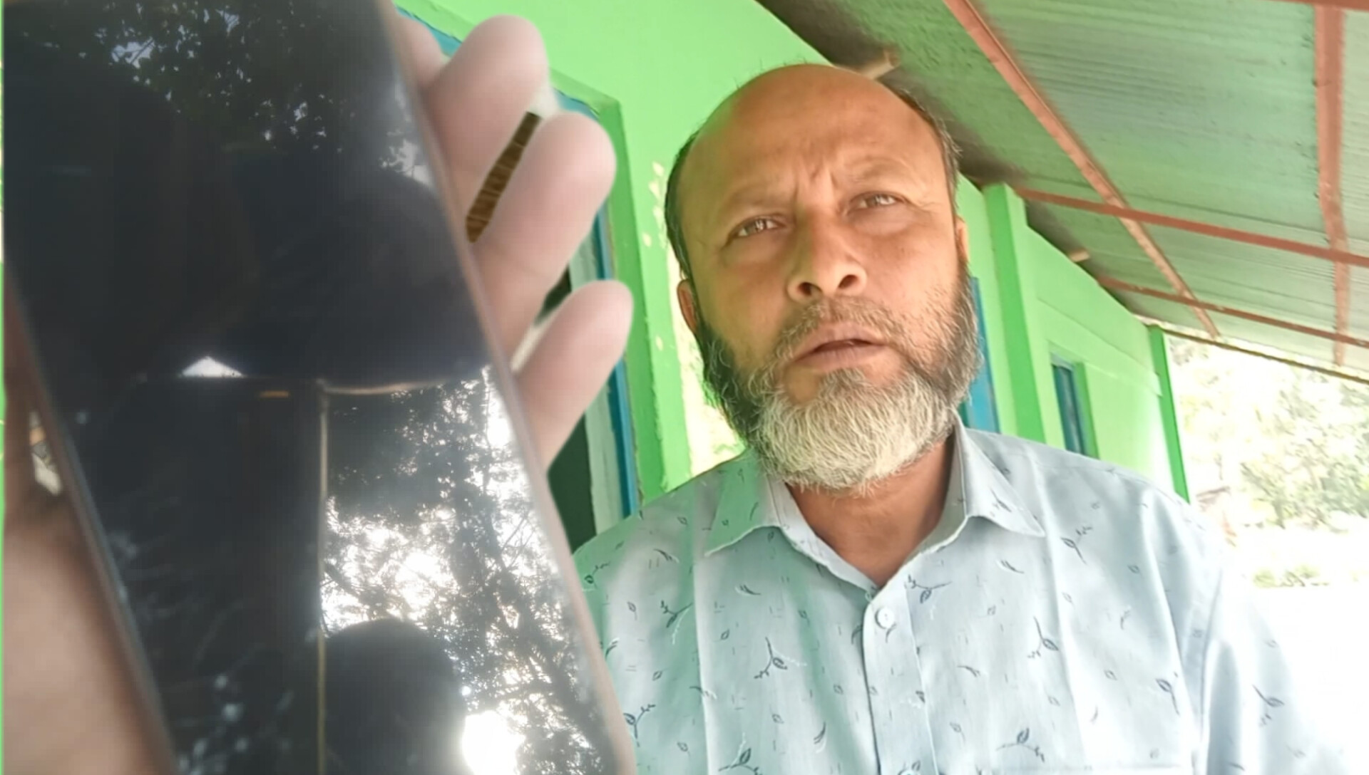 গাইবান্ধায় শিক্ষকদের অনুপস্থিতির সংবাদ সংগ্রহে গিয়ে সাংবাদিকের ওপর হামলা, ক্যামেরা ভাঙচুর
