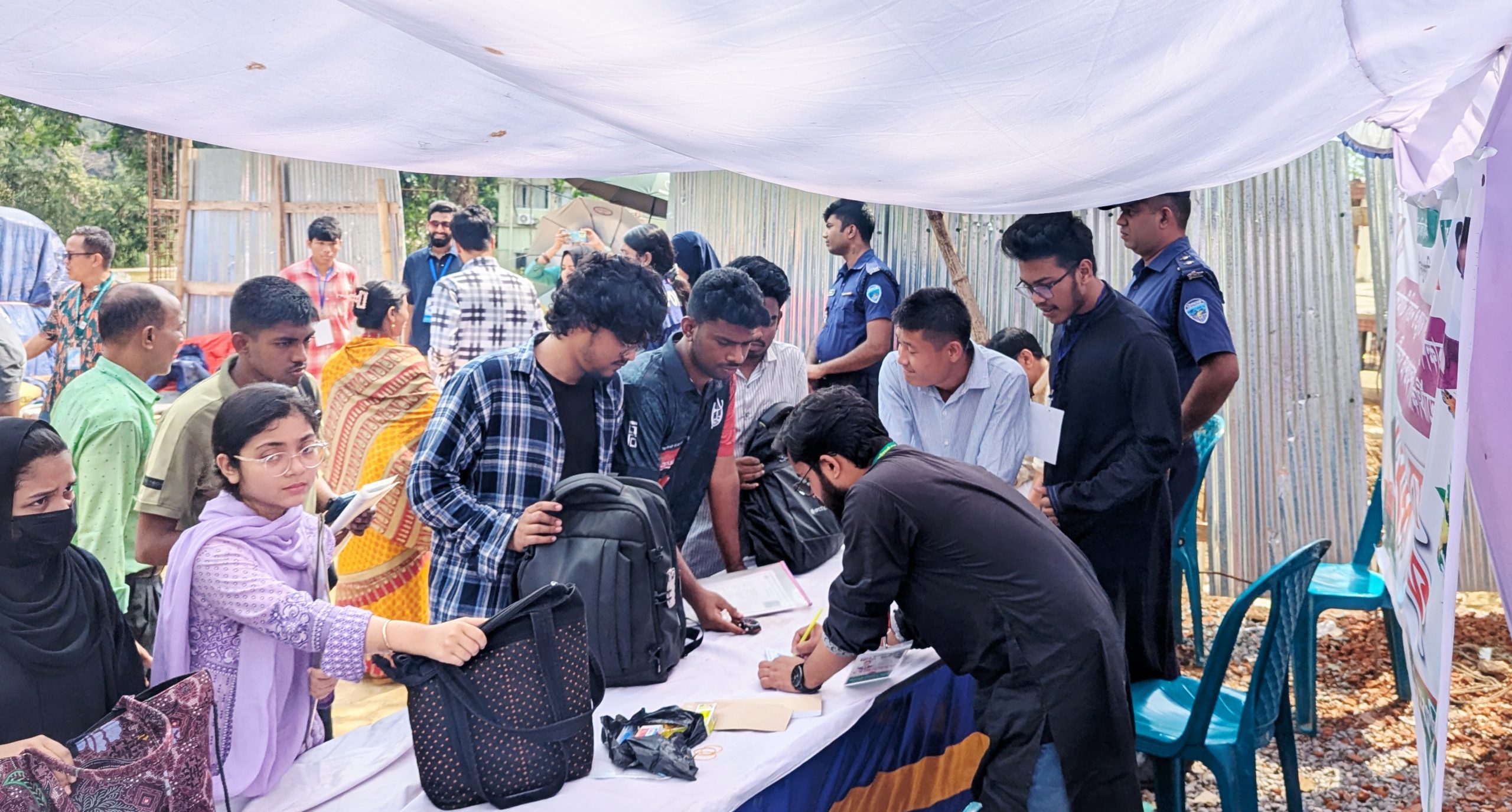 গুচ্ছভর্তি পরীক্ষার্থীদের পাশে রাবিপ্রবি ছাত্রদল