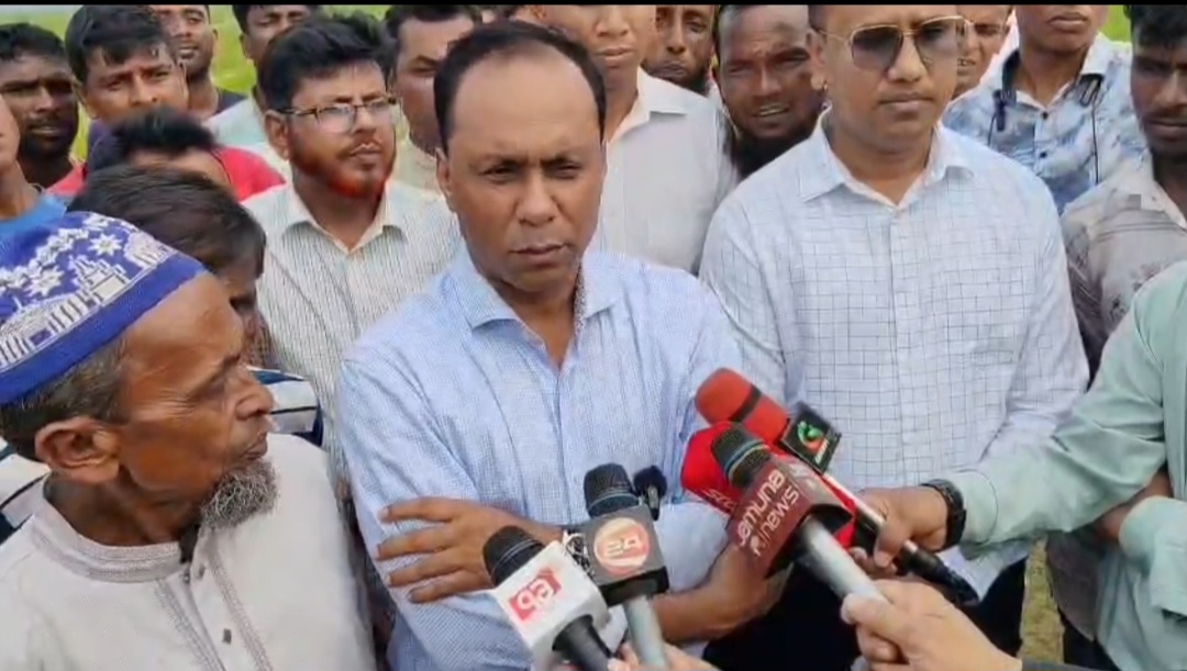 ফসল রক্ষায় খালে স্বেচ্ছাশ্রমে বাঁধ দিচ্ছেন কৃষকরা, ছুটে গেলেন ডেপুটি স্পীকার