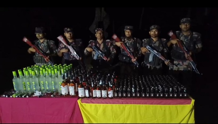নেত্রকোণায় সীমান্তে বিজিবির অভিযানে ৩১১ বোতল ভারতীয় মদ জব্দ