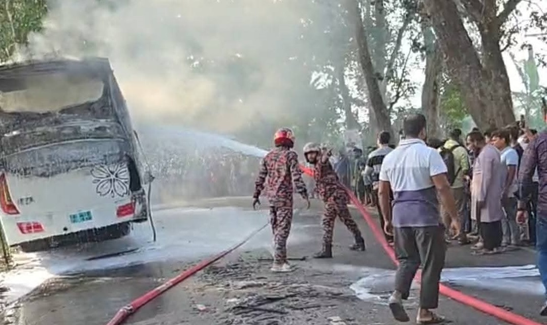 মাদারীপুরের ঢাকা-বরিশাল মহাসড়কে চলন্ত বাসে অগ্নিকাণ্ড, লাফিয়ে নামতে গিয়ে একজনের মৃত্যু