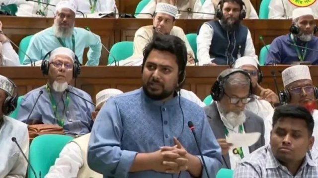 রাষ্ট্রপতিকে অপসারণ করে গ্রেফতারের দাবি নাহিদের