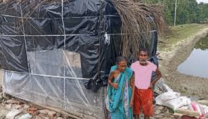 দৃষ্টি প্রতিবন্ধী বিধান রায়ের ৩০ বছরের সংগ্রাম, বৃদ্ধ মাকে নিয়ে টোং ঘরে মানবেতর জীবন