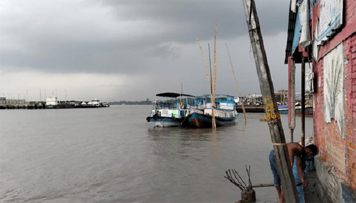 লঘুচাপের প্রভাবে উত্তাল সাগর, স্থবির মোংলা বন্দর ও সুন্দরবন উপকূল টানা বর্ষণে দুর্ভোগে জনজীবন