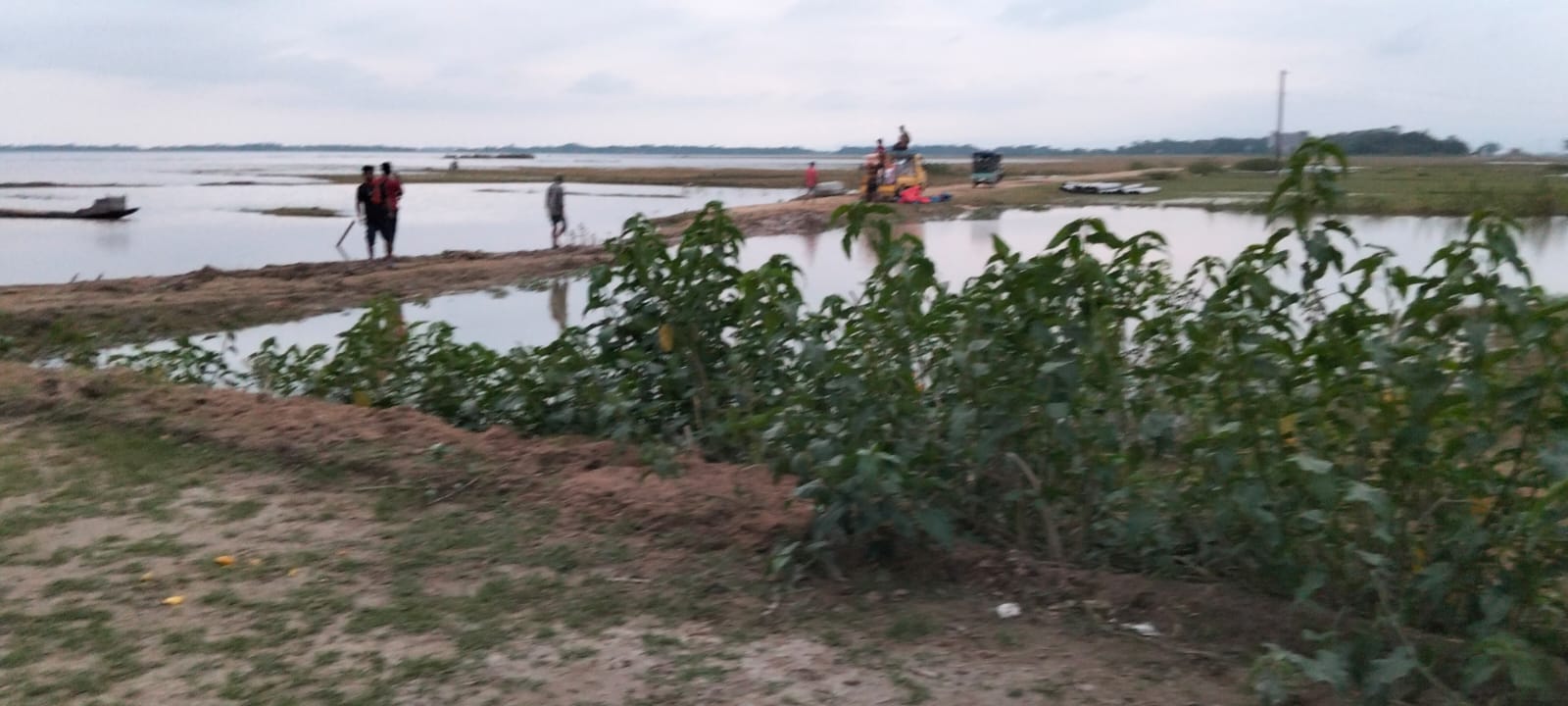 মধ্যনগরে রাস্তা ভাঙনে দুর্ভোগ, স্কুলে যেতে পারছে না একতা উচ্চ বিদ্যালয়ের শিক্ষার্থীরা