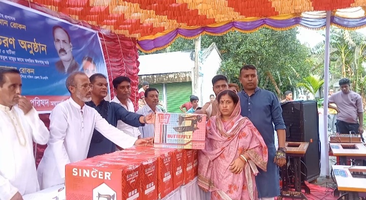 ফরহাদের মানবিক উদ্যোগে কেওয়াটখালীতে সেলাই মেশিন বিতরণ