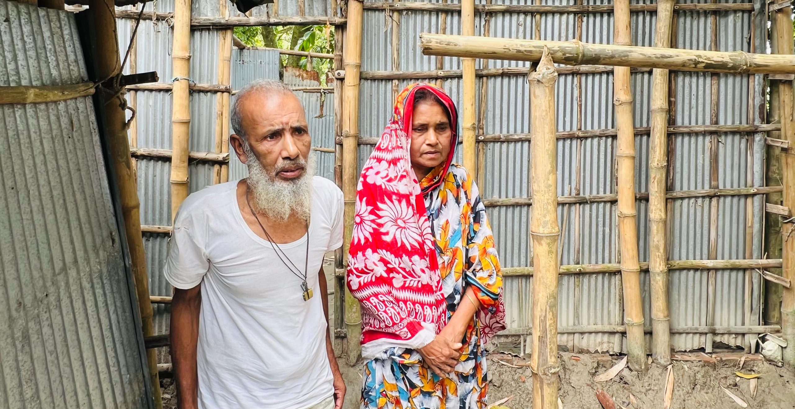 কালবৈশাখী ঝড়ে উড়ে গেল ঘরের ছাদ, রংপুরের তারাগঞ্জে অসহায় বৃদ্ধ দম্পতির মানবেতর জীবন