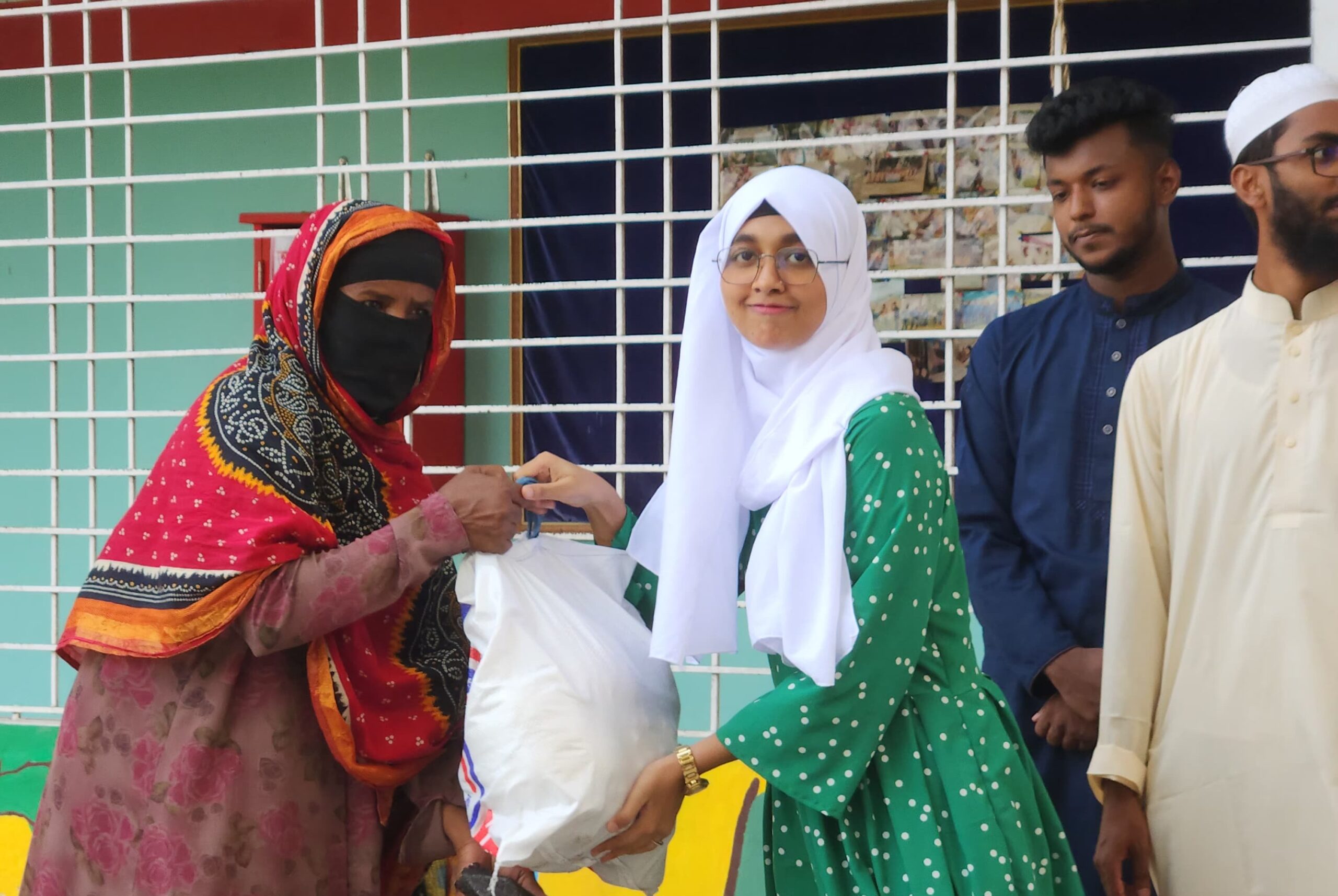 ঈদুল আজহা উপলক্ষে অসহায় ও দরিদ্র পরিবারের মাঝে কোরবানির মাংস ও ঈদ বাজার বিতরন