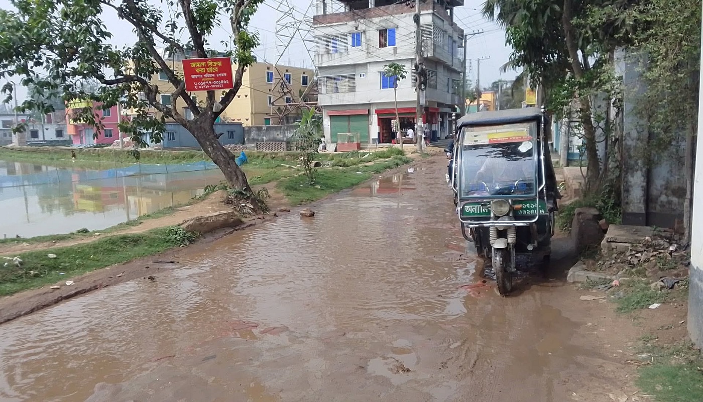 বগুড়ার শেরপুরে খন্দকার টোলা সড়কের অচলাবস্থা’ জনদুর্ভোগে ৫০ গ্রামের মানুষ