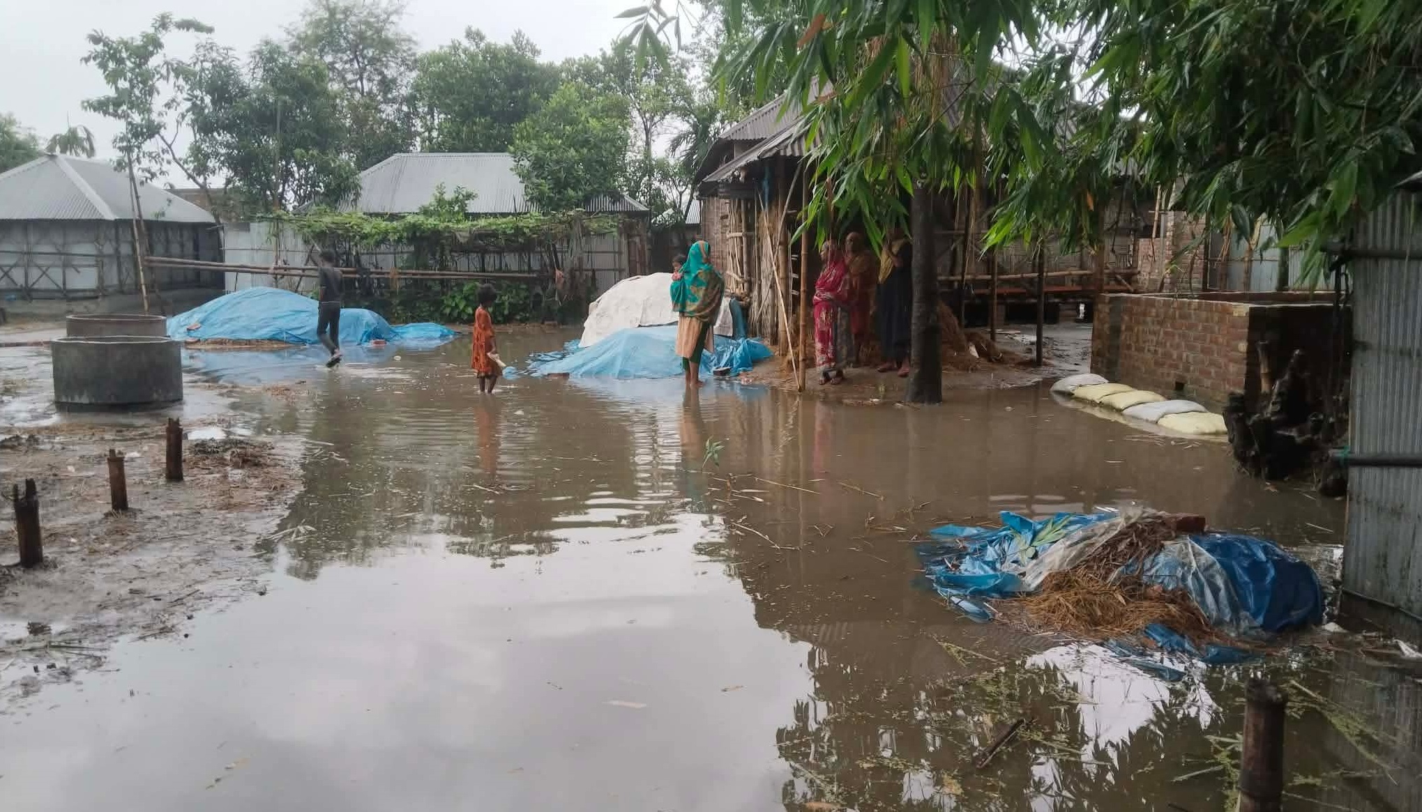 খানসামায় জলাবদ্ধতায় নাকাল ৩০ পরিবার, সামান্য বৃষ্টিতেই ডুবে যায় রাস্তা-উঠান