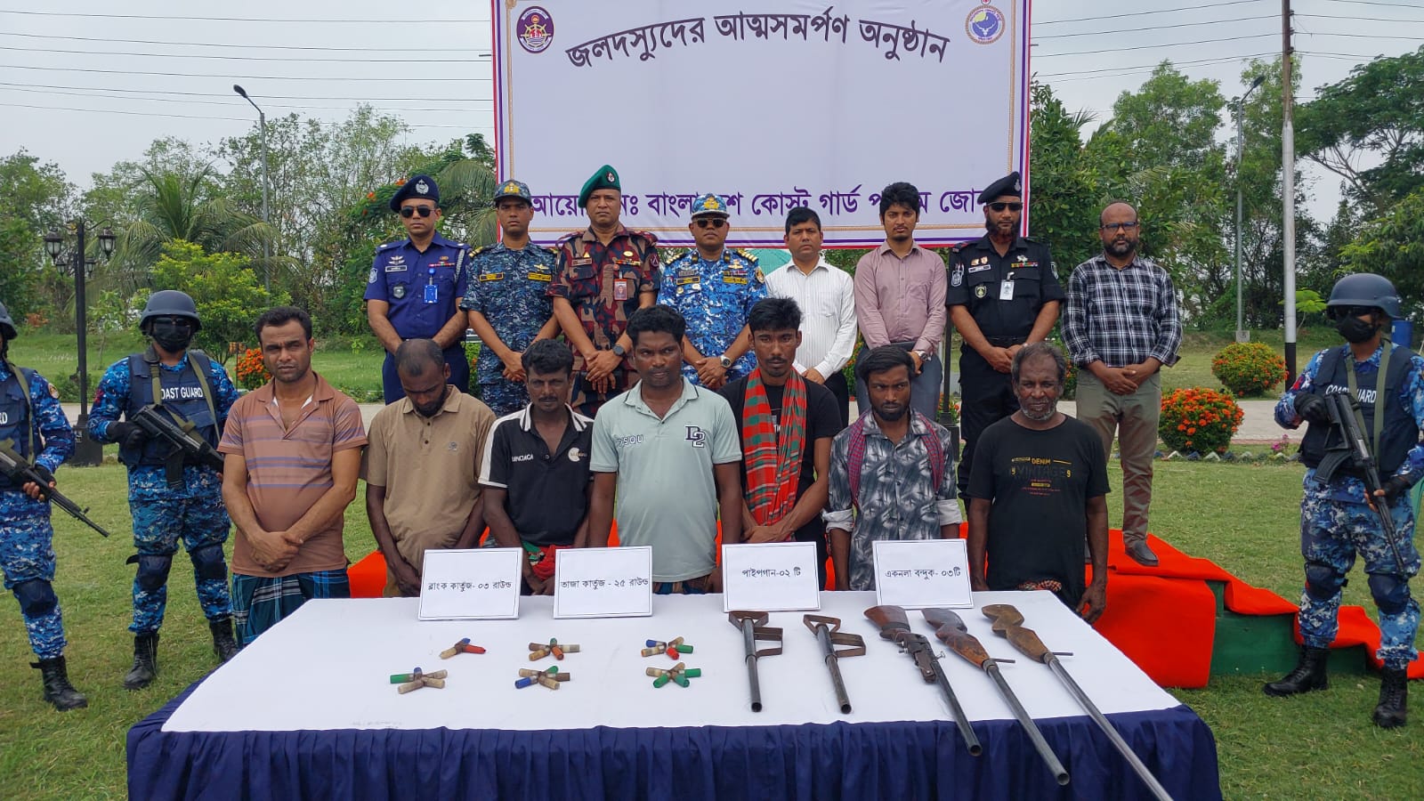 অস্ত্র জমা দিয়ে কোস্ট গার্ডের কাছে আত্মসমর্পণ করল ছোট সুমন বাহিনী