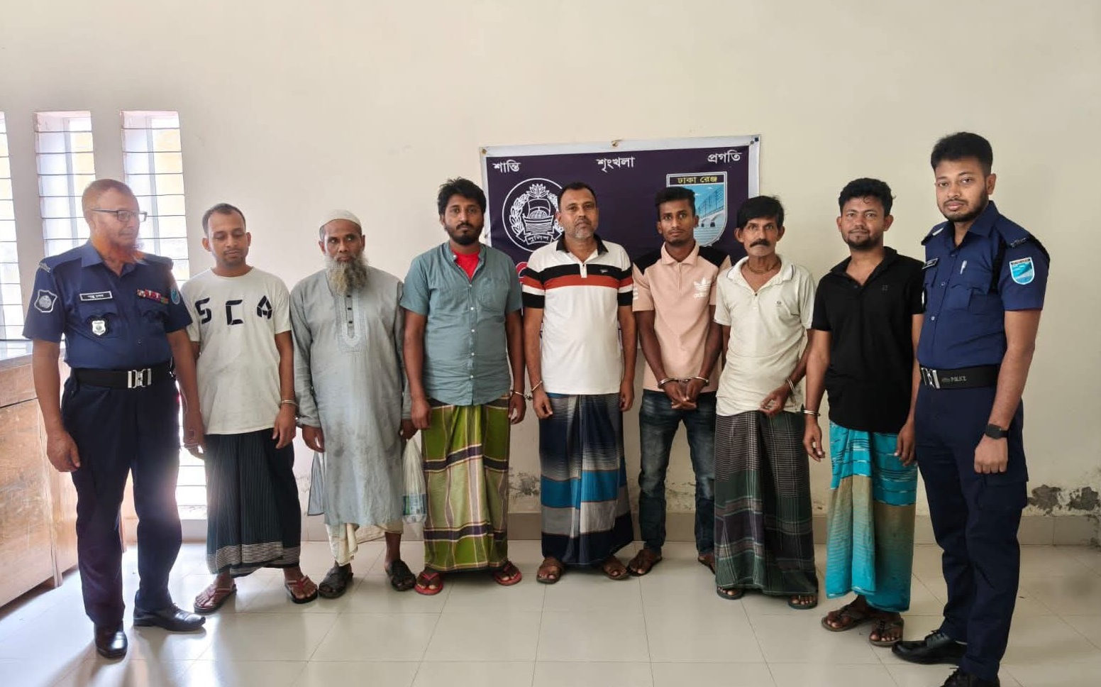 গত ২৪ ঘন্টায় মাদারিপুরের কালকিনি-রাজৈর ও শিবচর থানার বিশেষ অভিযানে ১৬ জন গ্রেফতার