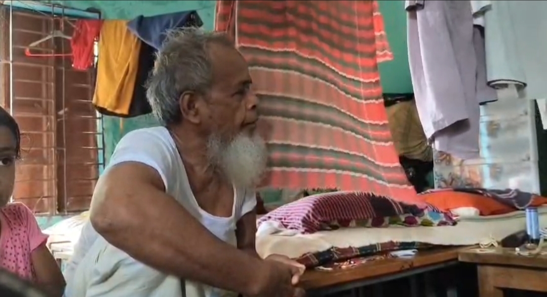 কুয়াকাটায় বিদ্যালয়ের শ্রেণিকক্ষ দখল করে শিক্ষক-শিক্ষিকার বসবাস, ব্যাহত পাঠদান