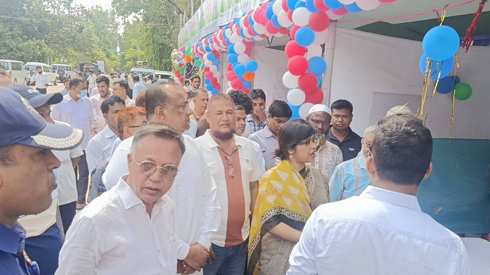 সাতক্ষীরায় ভূমি সেবা মেলা উপলক্ষে জেলা প্রশাসক মিজ কাওসার আজিজের ভূমি সেবার মেলার স্টল পরিদর্শন