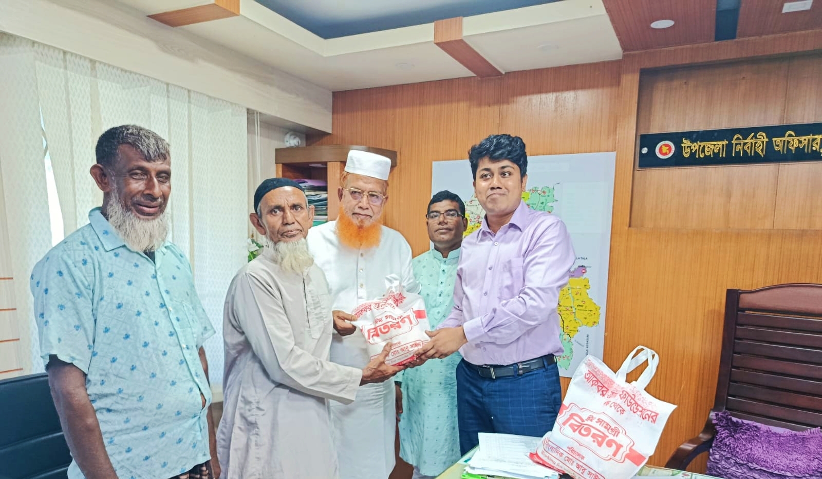 আকবর আলী ফাউন্ডেশনের পক্ষ থেকে ঈদ সামগ্রী বিতরণ