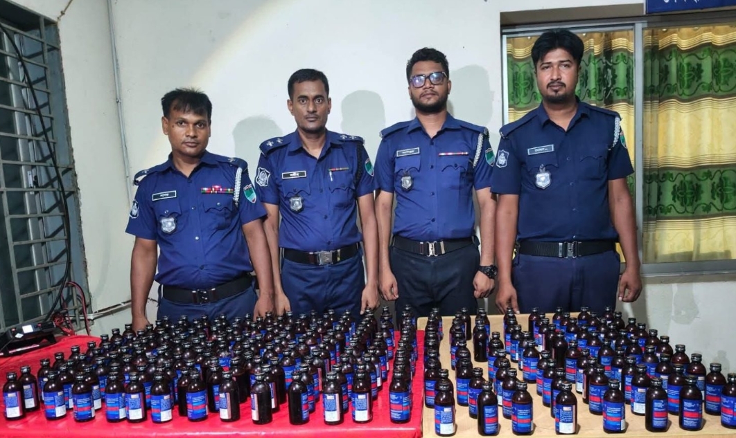 সাতক্ষীরার দেবহাটা উপজেলায় হাদিপুর এলাকায় ২৩৪ বোতল ফেনসিডিল উদ্ধার