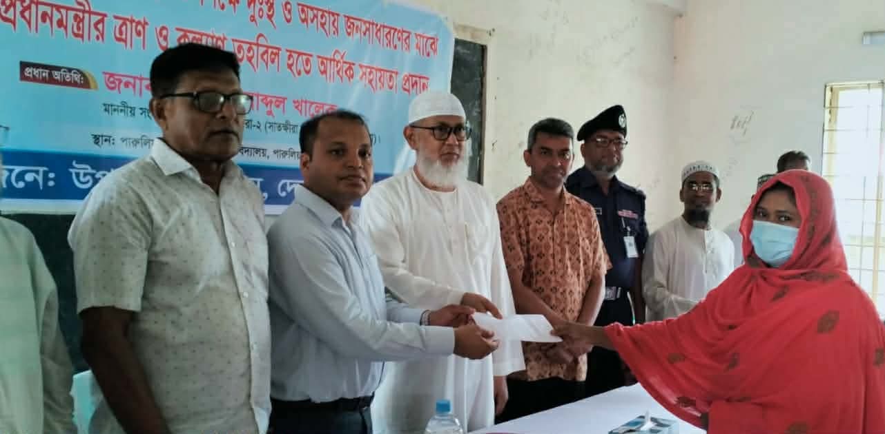 সাতক্ষীরায় প্রধানমন্ত্রীর ত্রাণ তহবিল থেকে অনুদান বিতরণ করলেন এমপি আঃ খালেক
