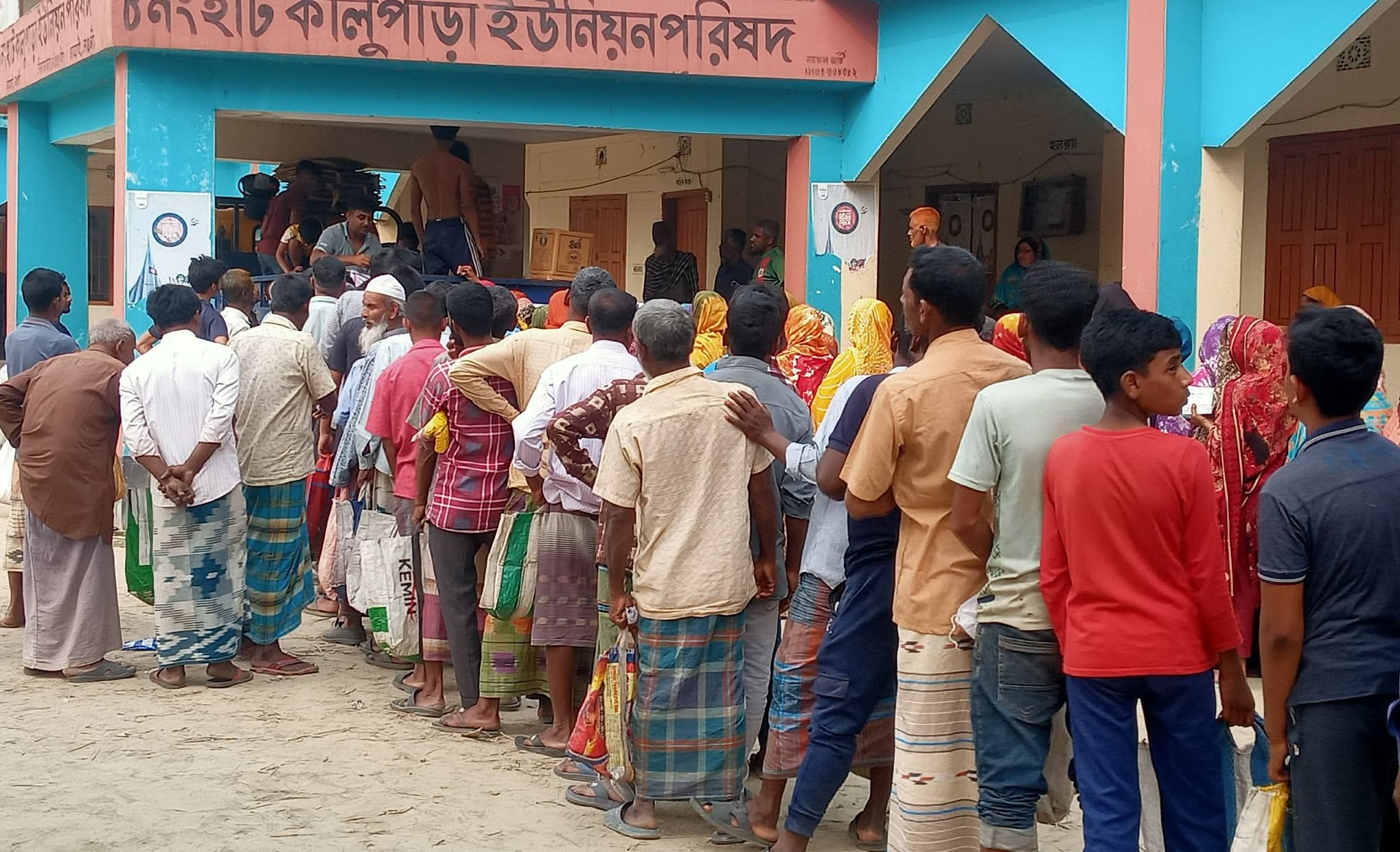 আত্রাইয়ে টিসিবির স্বল্পমূল্যের পণ্যে স্বস্তি নিম্ন আয়ের মানুষের