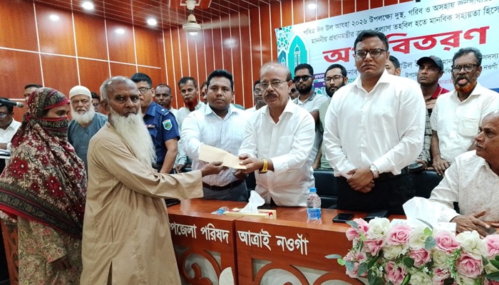 ঈদে আত্রাইয়ে অসহায়দের মাঝে সহায়তা বিতরণ
