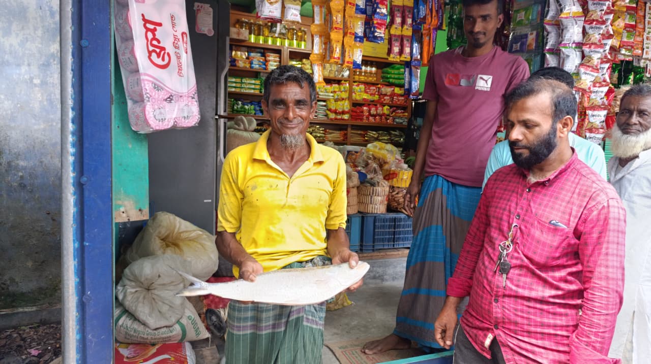 দুমকির পায়রা নদীতে ধরা পড়ল ২ কেজির ইলিশ