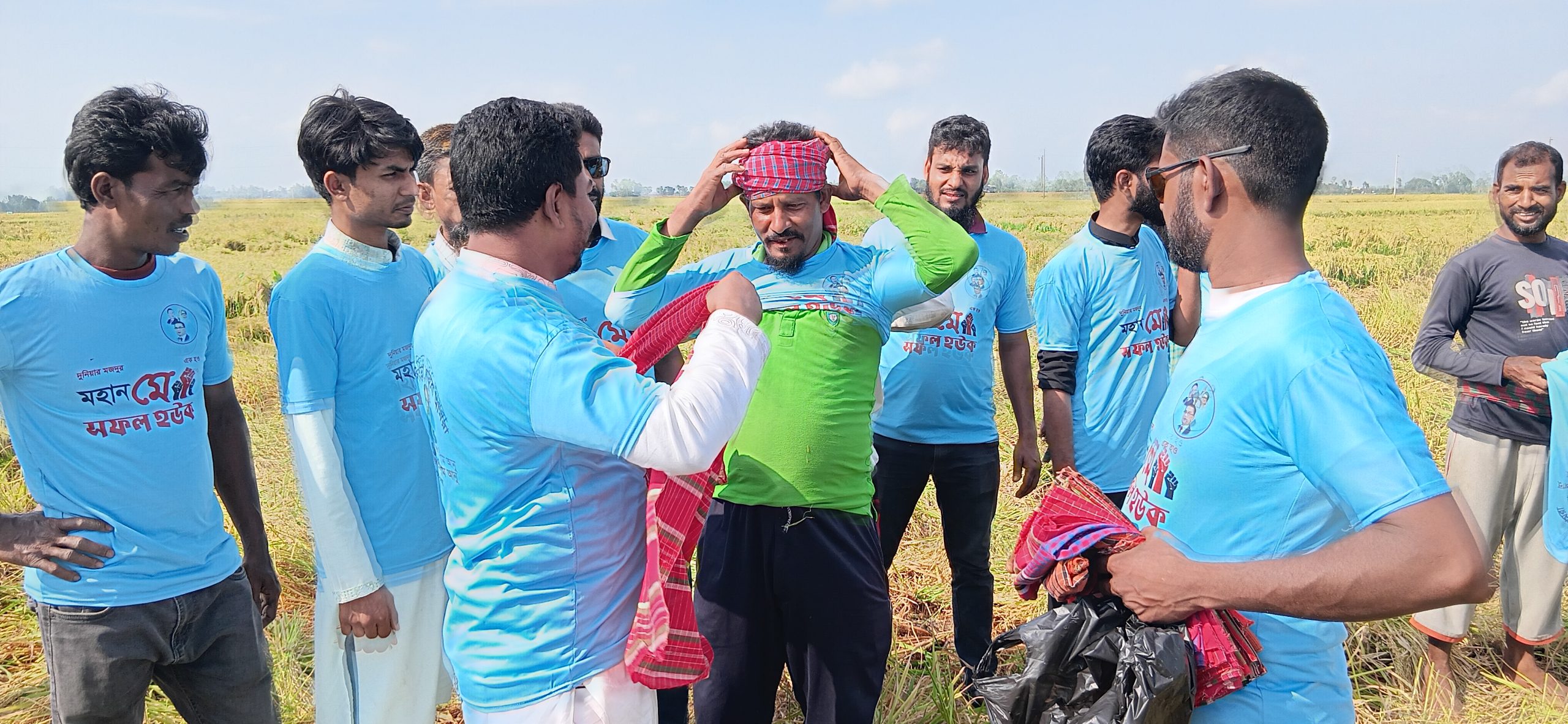 সিংড়ায় যুবদল নেতা হুমায়ুনের ধান কাটা শ্রমিকদের মাঝে খাবার ও গামছা বিতরণ