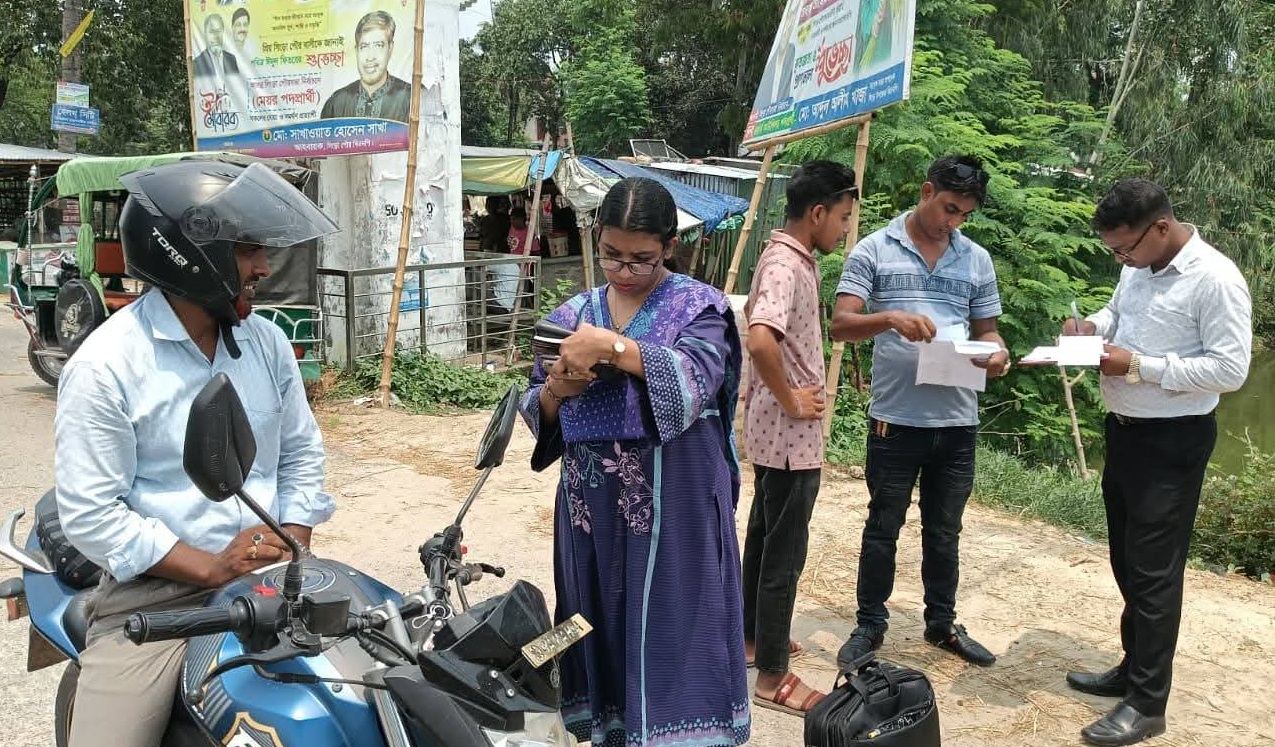সিংড়ায় হেলমেট না থাকায় দুই মটরবাইক আরোহী কে জরিমানা