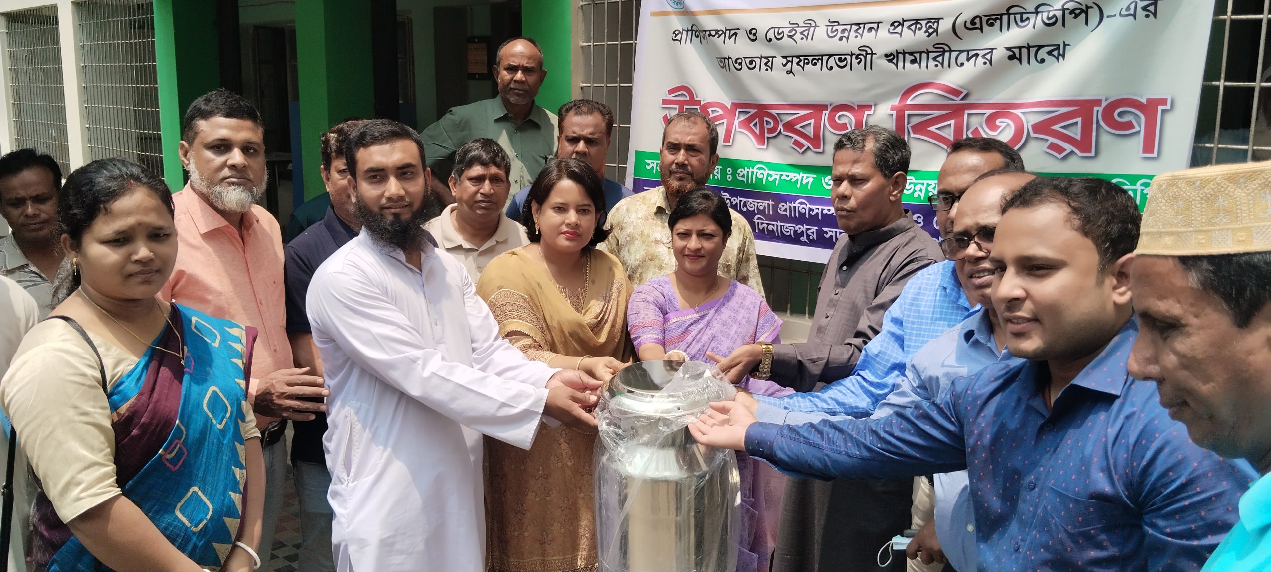 দিনাজপুরে এলডিডিপি’র আওতায় খামারিদের মাঝে উপকরণ বিতরণ