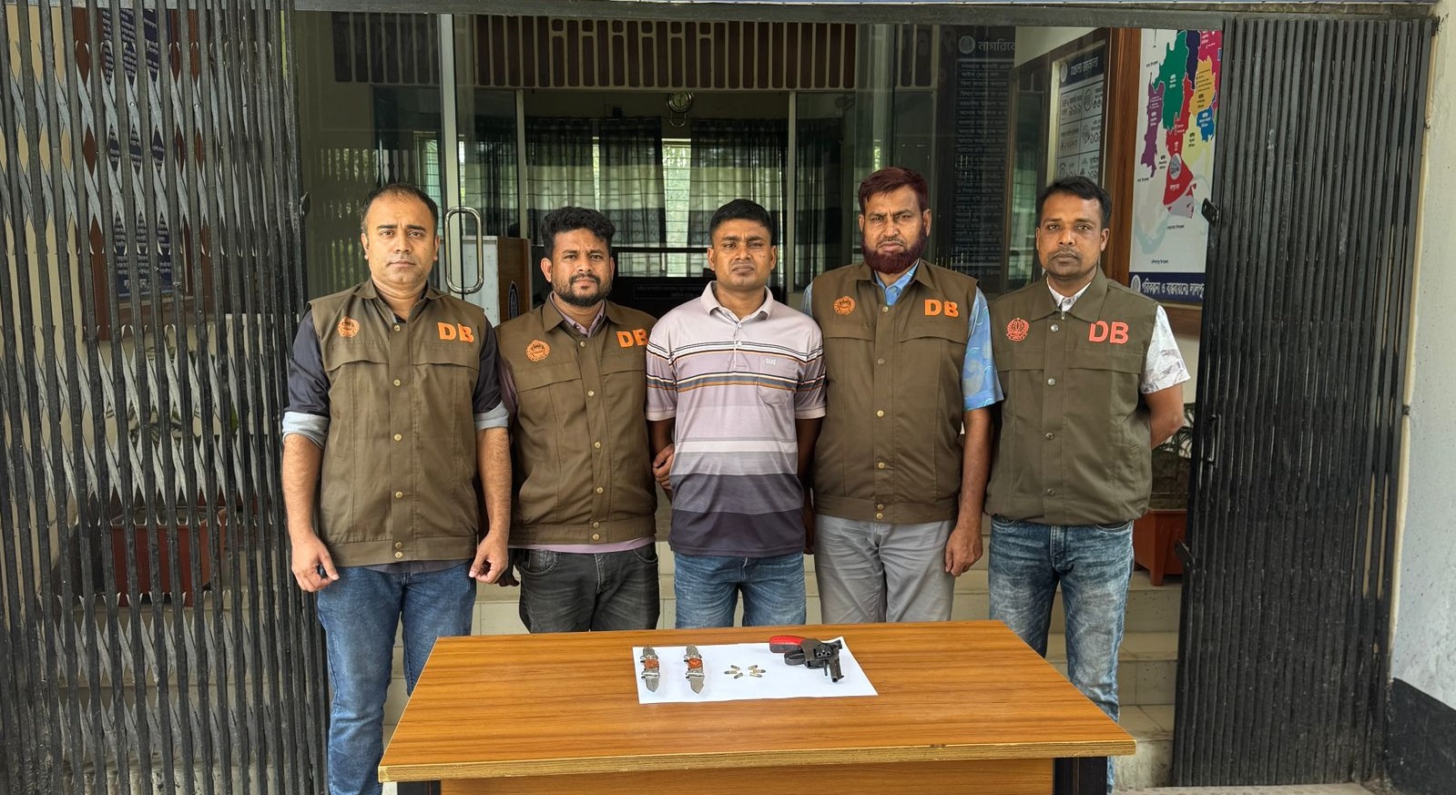বিদেশি অস্ত্র ও সাইবার প্রতারণা চক্রের সদস্য গ্রেফতার