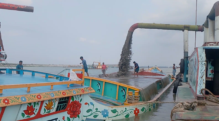 অবৈধ ও অপরিকল্পিত ভাবে বালু উত্তোলন, নড়িয়ার পদ্মায় বিলীন হওয়ার আশংকা লক্ষাধিক মানুষের ভিটাবাড়ী