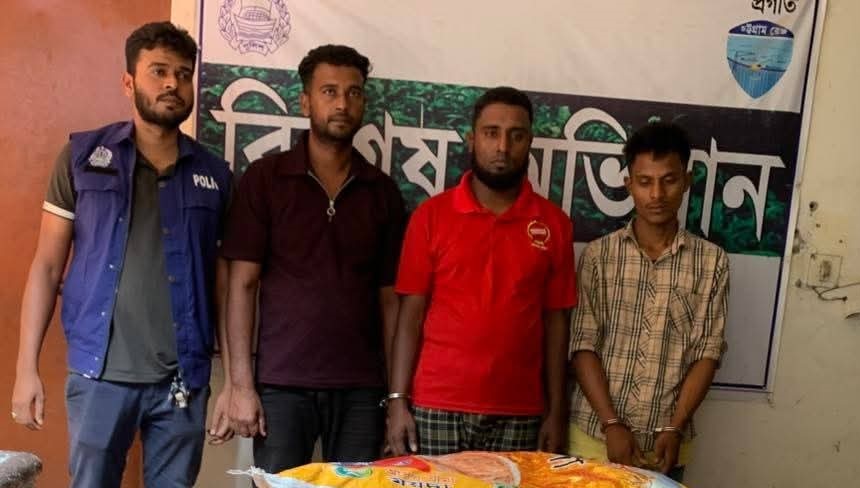 ডিবি পুলিশ পরিচয়ে বাস থামিয়ে ৫২০ কেজি জিরা লুট দেবিদ্বারে গ্রেফতার ৩