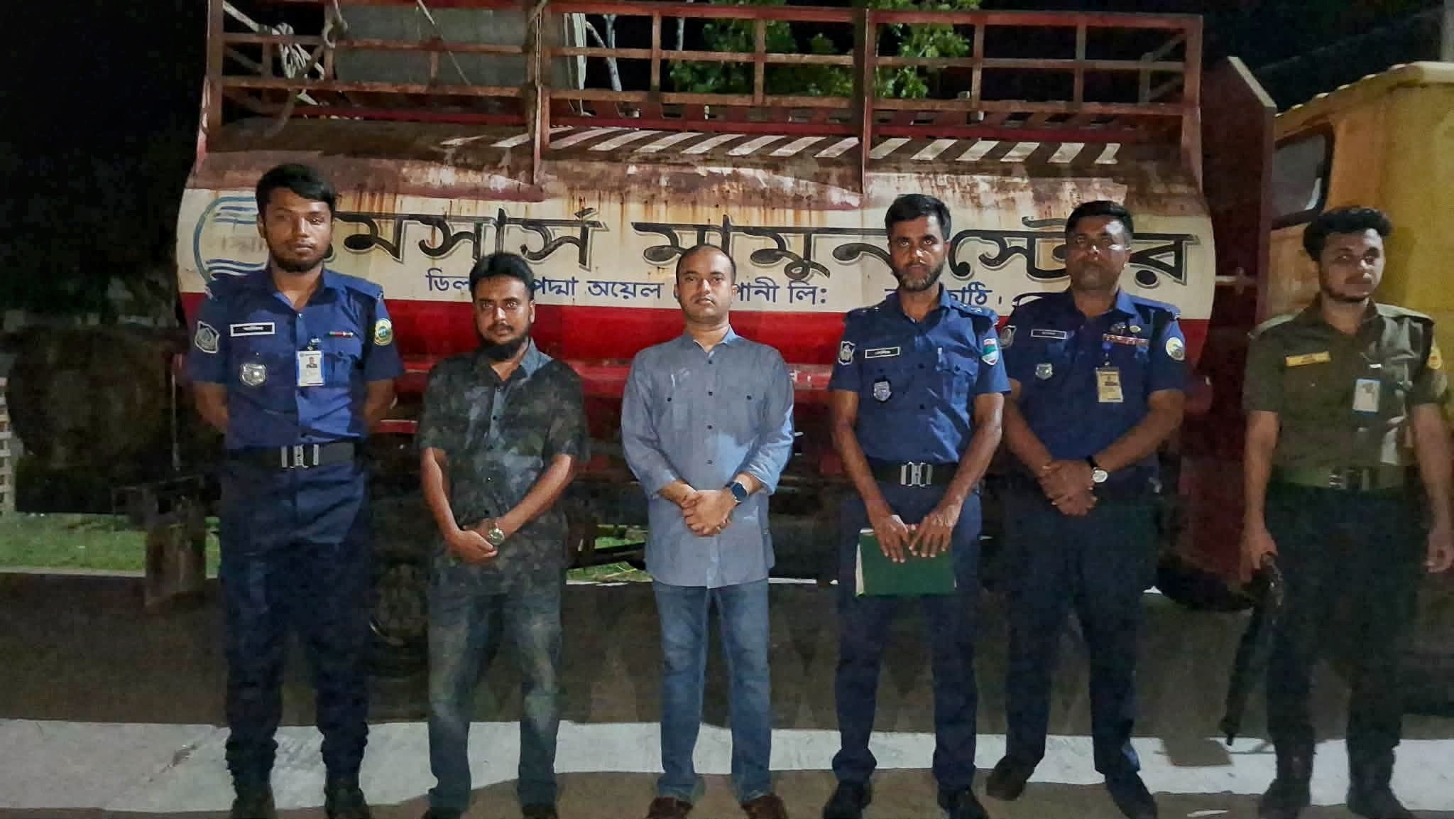 আগৈলঝাড়ায় অবৈধভাবে তেল বিক্রির করায় এক ব্যবসায়ীকে ৫০ হাজার টাকা জরিমানা করেছেন ভ্রাম্যমাণ আদালত