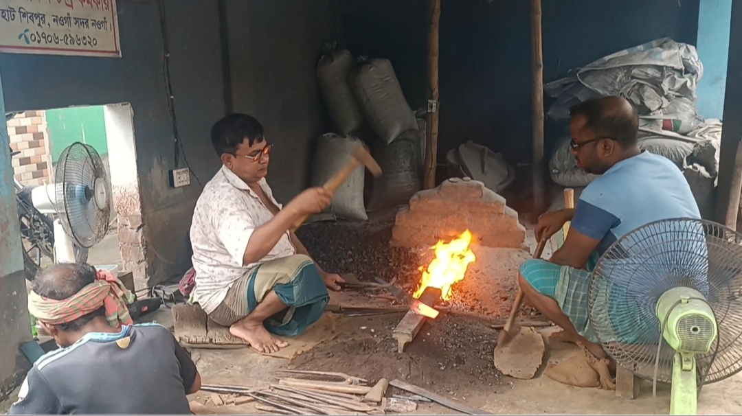 ঠুকঠাক শব্দে জেগে উঠেছে নওগাঁর কামারপল্লী