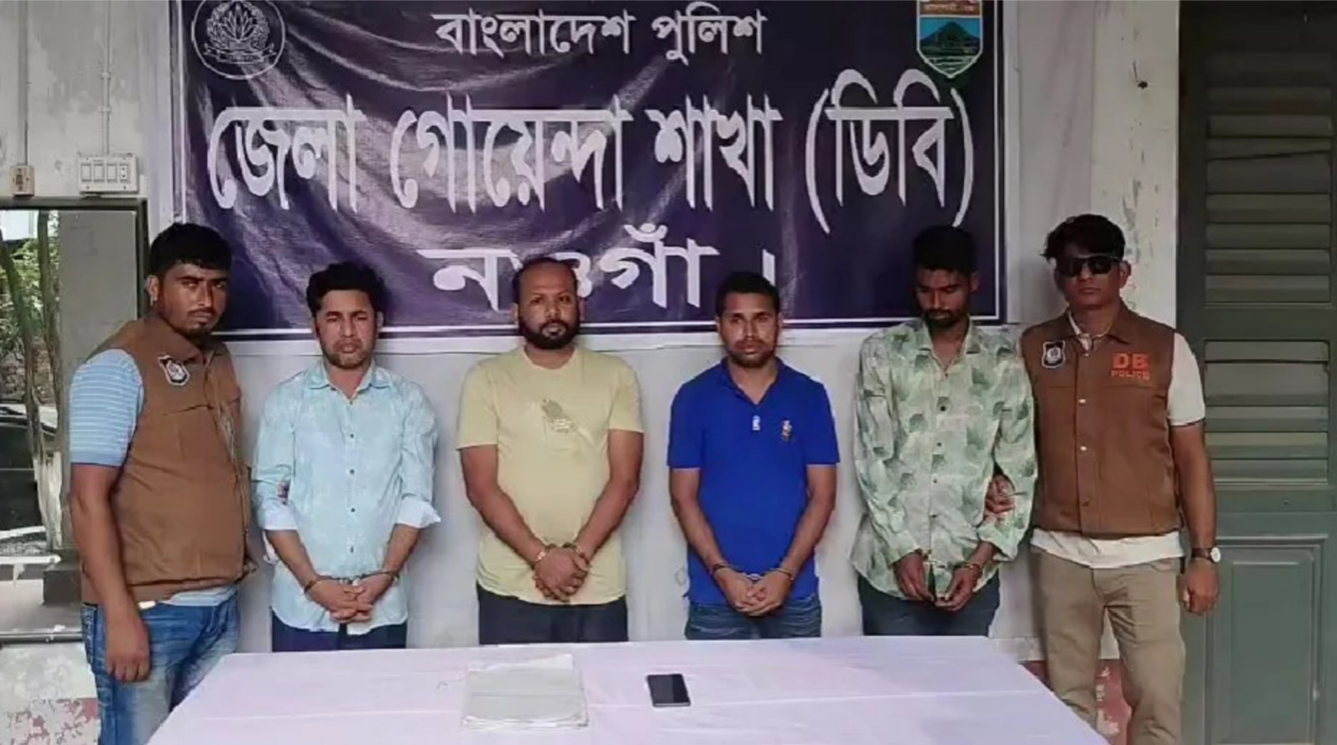 নওগাঁয় আদালত থেকে মামলার নথি চুরি, গ্রেপ্তার ৪