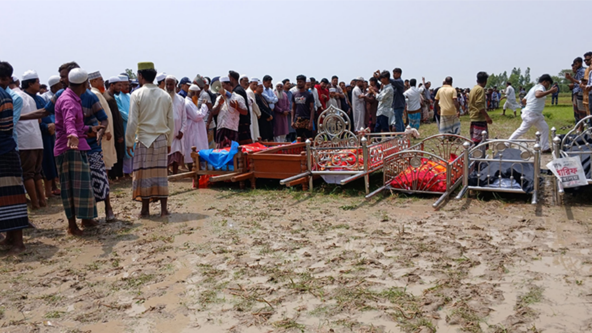টাঙ্গাইলে সড়ক দুর্ঘটনায় নিহত নওগাঁর ৬ জনকে পাশাপাশি দাফন