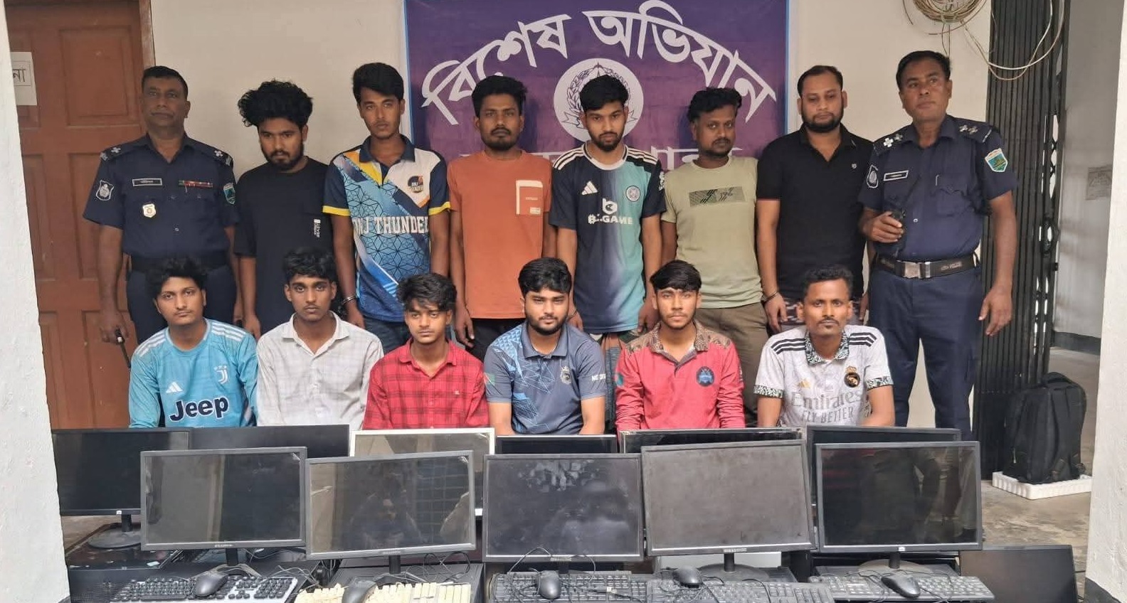 মান্দায় অনলাইন জুয়ার আসরে অভিযান, গ্রেপ্তার ১৫