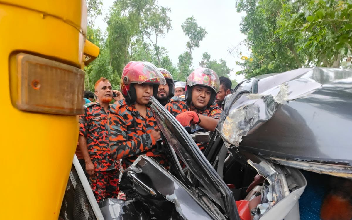 মান্দায় ট্রাক-মাইক্রোবাসের মুখোমুখি সংঘর্ষ, একই পরিবারের দুজনসহ আহত ৩