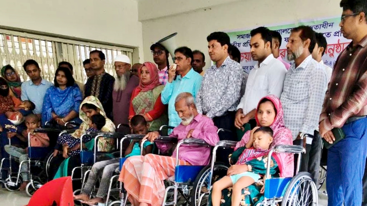মান্দায় প্রতিবন্ধীদের মাঝে হুইল চেয়ার ও কর্নার বিতরণ